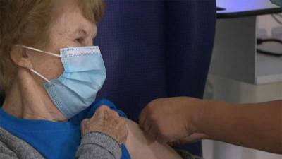 Великобритания начала вакцинацию населения от коронавируса - newdaynews.ru - Англия