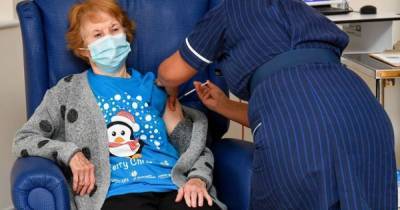 Маргарет Кинан - Первой в мире вакцину от коронавируса в Великобритании получила пожилая женщина: фото - tsn.ua - Англия