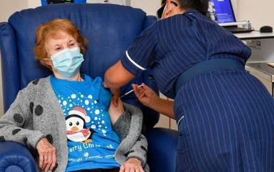 Маргарет Кинан - Британка в 90 лет первой в мире вакцинировалась от COVID-19 - korrespondent.net - Англия