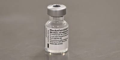 Нужны лекарства. Массовая вакцинация от коронавируса не поможет полностью остановить эпидемию — Bloomberg - nv.ua