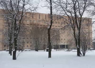 Выписанный из больницы с COVID-19 житель Петербурга через час умер на улице от удушья - province.ru - Петербурга