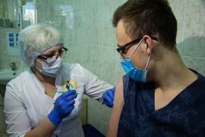 Как новосибирским медикам вкололи вакцину от коронавируса. Фото - tayga.info - Новосибирская обл.