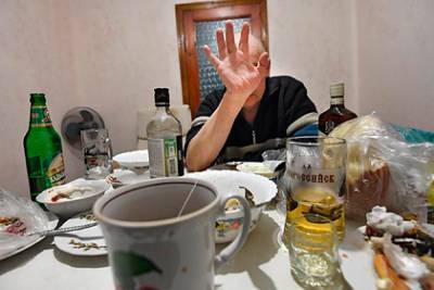 Российский врач рассказал об опасности алкоголя после вакцинации от коронавируса - lenta.ru - Россия
