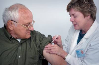 Стивен Поуис - Органы здравоохранения расследуют 2 случая аллергической реакции на новую вакцину от COVID-19 - usa.one - Англия
