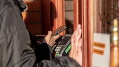 Пандемия заставила россиян платить картами и бояться банкоматов - dp.ru - Россия