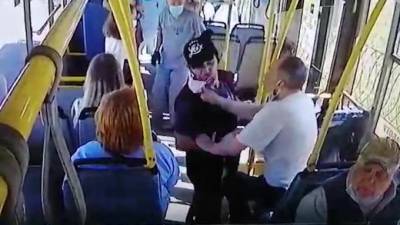 Пьяный пассажир сорвал маску с кондуктора, так как отрицал коронавирус - piter.tv - Казань - республика Татарстан