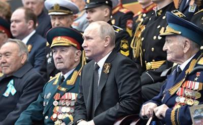 Владимир Путин - Bloomberg: ветеранов, которые будут сидеть с Путиным на параде, изолировали на две недели - znak.com - Россия