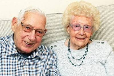 Прожившие в браке 71 год супруги умерли от коронавируса с разницей в пять дней - lenta.ru - Англия