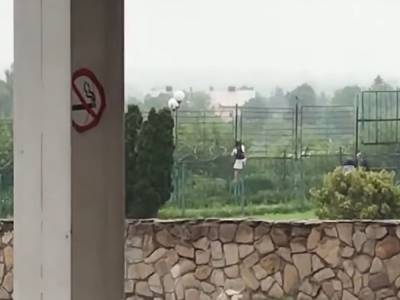 В "Шегинях" украинцы перелезли через забор пропускного пункта во время брифинга пограничников. Видео - gordonua.com - Польша