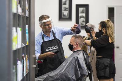 Придуман новый запрет в общении парикмахеров с клиентами после пандемии - lenta.ru - Англия