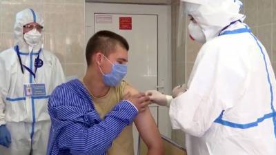 «Побочных реакций не наблюдается»: первым 18 добровольцам ввели вакцину против коронавируса - russian.rt.com