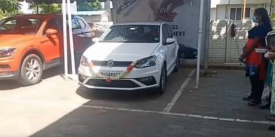 Видео: водитель разбил новый VW Polo через несколько секунд после покупки - autonews.ru - Индия