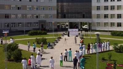 Концерт ко Дню медработника прошел во дворе Боткинской больницы в Петербурге - 5-tv.ru - Санкт-Петербург