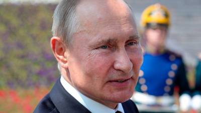 Владимир Путин - Путин заявил о необходимости сохранить выплаты медикам до конца лета - gazeta.ru - Россия