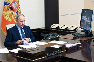 Владимир Путин - Путин поручил по-особому контролировать выплаты отпускных медикам - lenta.ru - Россия