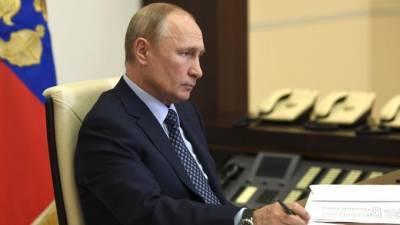 Владимир Путин - Путин распорядился продлить до конца года выплаты медикам за борьбу с COVID-19 - piter.tv - Россия