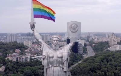 Родину-мать украсили ЛГБТ-флагом - korrespondent.net - Киев