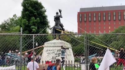 Попытку свалить памятник экс-президенту США сняли на видео - tvc.ru - Сша - Вашингтон