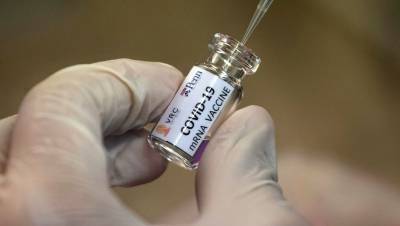Вторая группа добровольцев из 20 человек получила вакцину от коронавируса - gazeta.ru