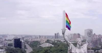 Гей-флаг над Родиной-Матерью и защита от неолиберальных "ценностей" - ren.tv - Россия