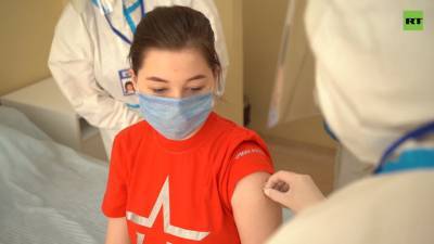 Вакцину против коронавируса ввели второй группе добровольцев — видео - russian.rt.com - Россия - Москва