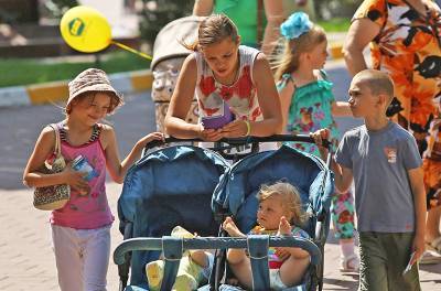 Владимир Путин - Путин: семьи с детьми получат еще по 10 тысяч на ребенка - tvc.ru - Россия