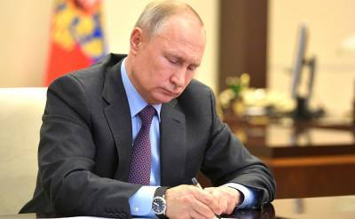 Владимир Путин - Путин подписал указ о дополнительных выплатах семьям с детьми - tvc.ru - Россия