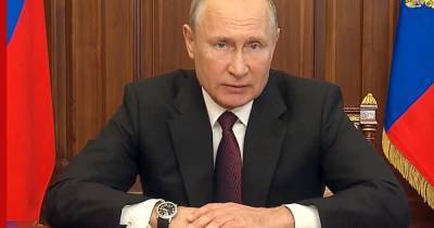 Владимир Путин - Дмитрий Песков - В Кремле объяснили отставание часов Путина во время телеобращения - profile.ru