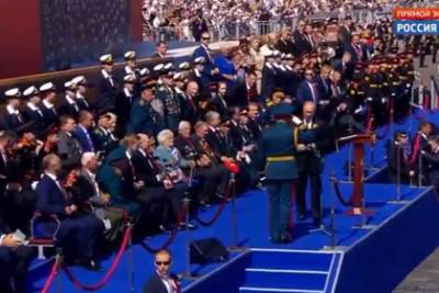 Владимир Путин - Дмитрий Смирнов - Путин попросил ветеранов не вставать во время его выступления на параде Победы - lenta.ru - Россия