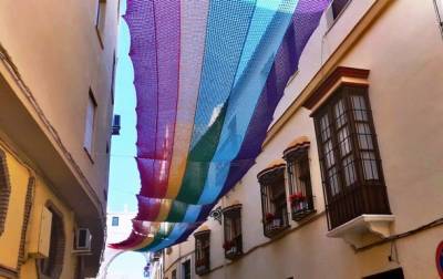 Пенсионерки связали 50-метровый флаг ЛГБТ-движения - korrespondent.net - Испания