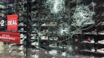 Беспорядки в Штутгарте. Разграбленные магазины и раненые полицейские после стычек с молодежью - pravda-tv.ru - Германия