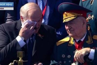 Александр Лукашенко - Лукашенко поговорил с ветераном и вытер слезы - lenta.ru - Москва - Белоруссия