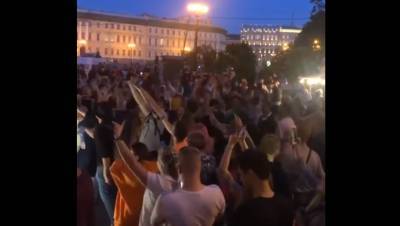 В ночь перед парадом на Дворцовой площади прошла вечеринка - dp.ru