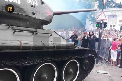 Т-34 на параде Победы едва не въехал в зрителей - lenta.ru - Севастополь