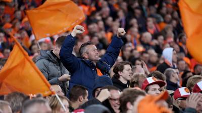 В Нидерландах намерены пускать болельщиков на стадионы в июле, но им запретят петь - russian.rt.com - Голландия