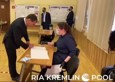 Дмитрий Медведев - Медведев проголосовал по поправкам в Конституцию – без маски и перчаток - nakanune.ru