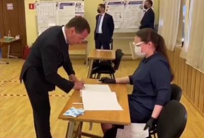Дмитрий Медведев - Медведев проголосовал за поправки без маски и перчаток. По закону его должны оштрафовать - znak.com