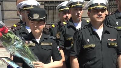Александр Носатов - Появилось видео награждения девушки, потерявшей туфлю на параде в Калининграде - riafan.ru - Калининград