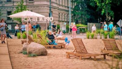 В Вильнюсе рядом с Музеем жертв геноцида соорудили пляж с лежаками и зонтами - vesti.ru - Вильнюс
