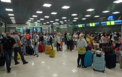 Из Киева вылетел первый чартерный рейс с туристами - korrespondent.net - Киев - Албания - Тирана
