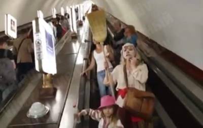 В метро Киева женщины призывали снимать маски - korrespondent.net - Киев