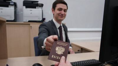 Банкам разрешили и дальше обслуживать клиентов с просроченными паспортами - 5-tv.ru - Россия