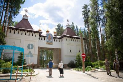 Ксения Собчак - священник Сергий - Собчак опубликовала видеозапись потасовки в Среднеуральском монастыре - znak.com