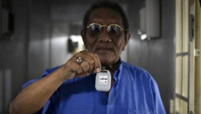 Сингапурцам раздают гаджеты для борьбы с распространением коронавируса - vesti.ru - Сингапур