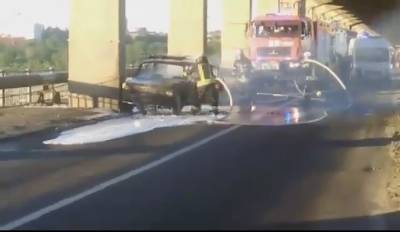 Правоохранители расследуют возгорание автомобиля на мосту Преображенского - inform.zp.ua