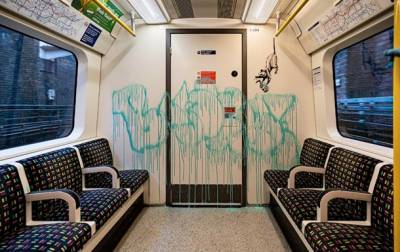 Бэнкси расписал вагоны лондонского метро граффити на тему коронавируса - korrespondent.net - Лондон