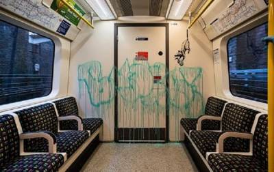 Посвященное COVID-19 граффити Бэнкси удалили в метро Лондона - korrespondent.net - Лондон