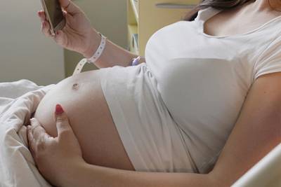Нерожденный ребенок заразился коронавирусом - lenta.ru - Франция