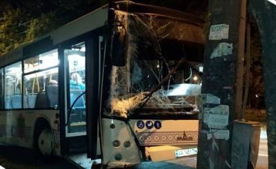 В Запорожье муниципальный автобус протаранил столб (ФОТО) - inform.zp.ua - Запорожье - Гвардейск