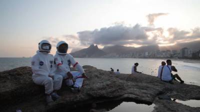 От коронавируса — в космос: пара из Бразилии изолируется в костюмах астронавтов. - riafan.ru - Бразилия - Лима - Рио-Де-Жанейро